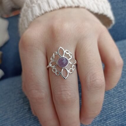 Anillo Nudo de Bruja con Piedra Natural